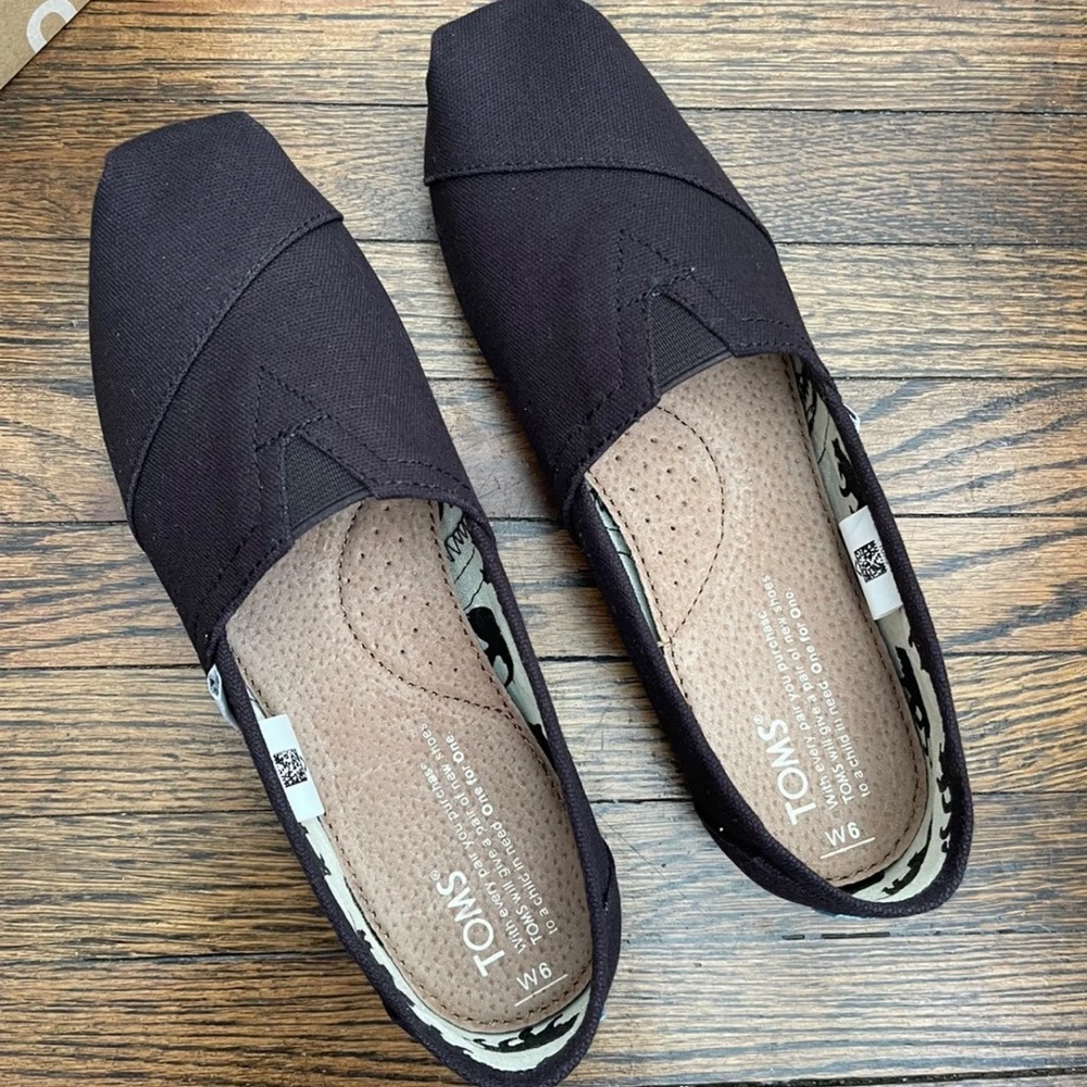 TOMS - NWOT